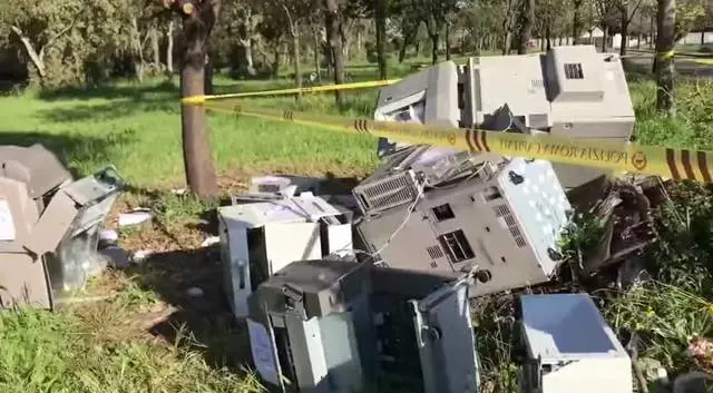 Decine di fotocopiatrici abbandonate in un parco, così Raggi ha scoperto gli "zozzoni"