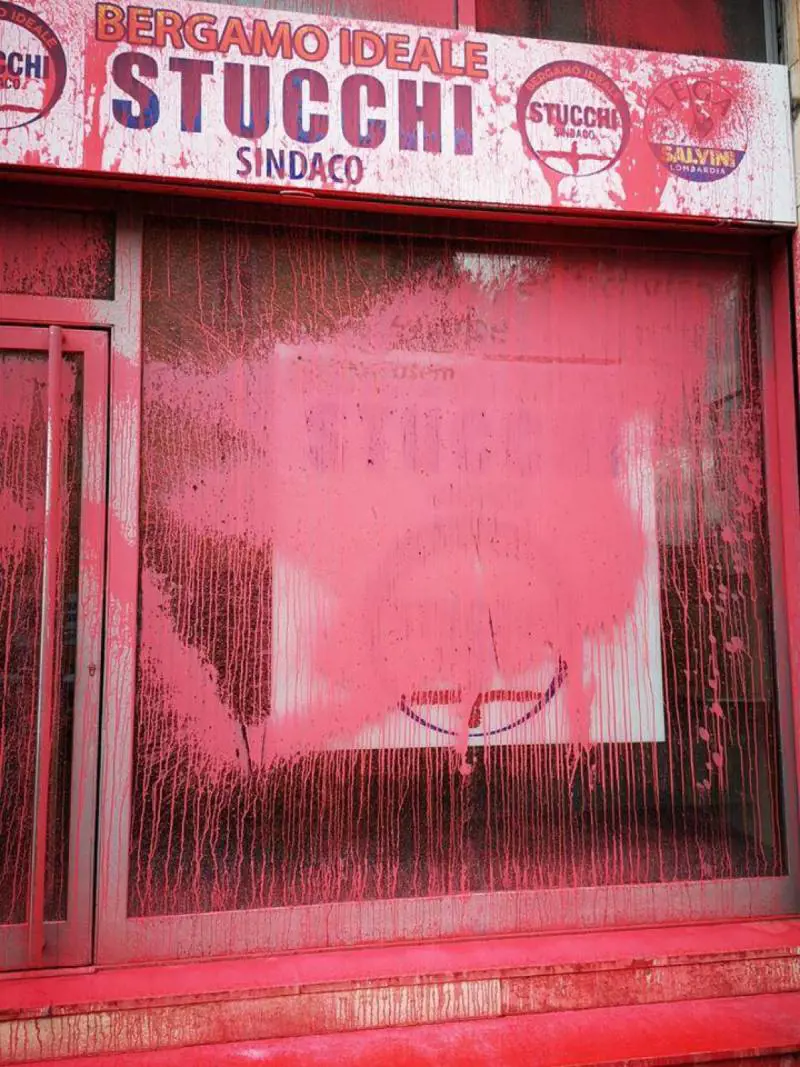 Raid a Bergamo contro la Lega. La scritta choc: "Salvini muori"