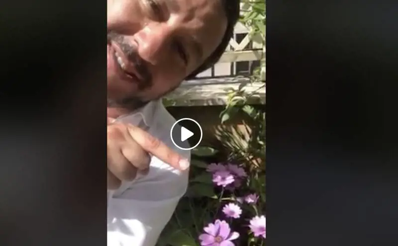 Salvini: "A chi ci vuole male rispondo con un fiore e bacioni per tutti"