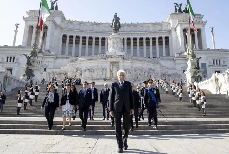 Celebrazioni del 25 aprile, l’omaggio di Mattarella all’altare della Patria