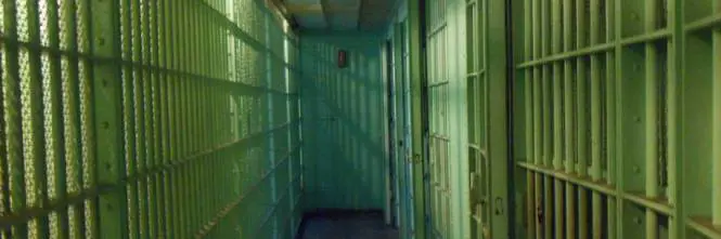 Detenuto marocchino brucia la cella: intossicato un agente