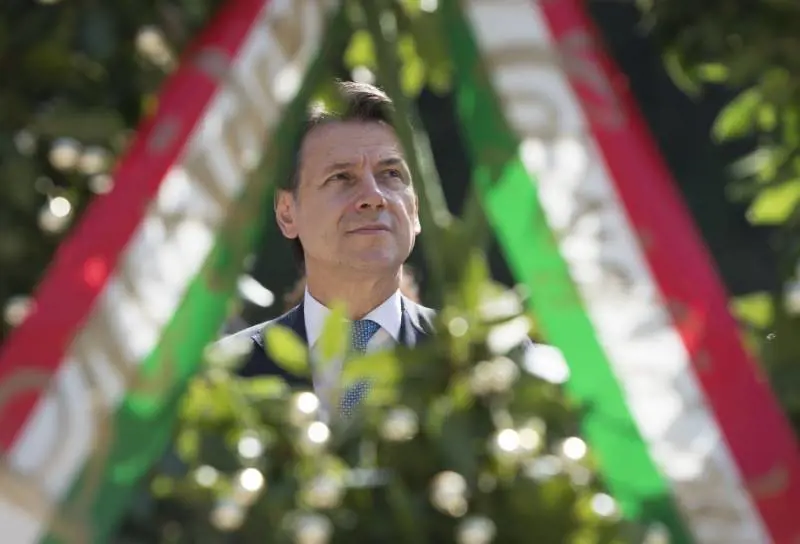 Dal "tono dialogico" alla "caducazione". Il lessico di Conte, neo dc con pochette