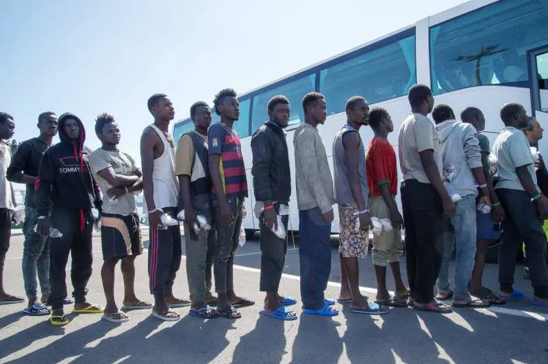 Salvini smaschera la Caritas: "Accogliete solo per fare quattrini?"