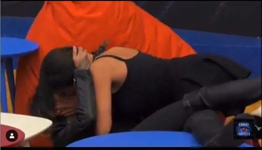 Gf, Francesca De André e Erica si baciano sulle labbra