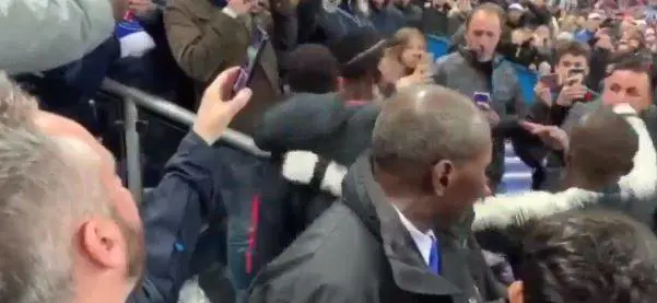 Psg, il tifoso insulta Neymar e lui gli sferra un pugno in faccia