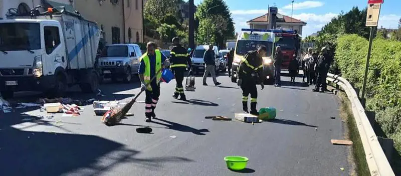 "In casa mancano luce e acqua calda". Afgano scaraventa mobili dalla finestra