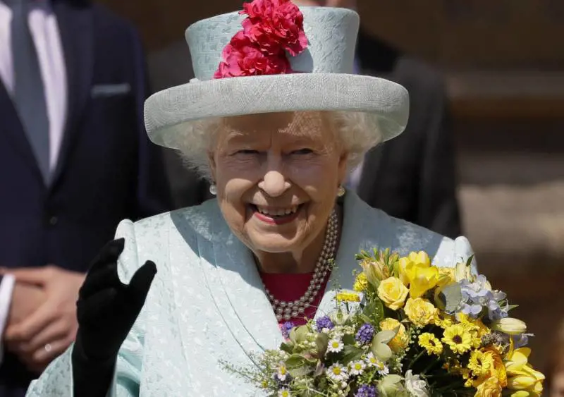 La Regina visita a sorpresa Meghan Markle