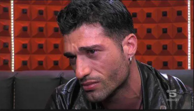 Gf, Michael Terlizzi preso in giro per il suo difetto fisico: "Calamaro"