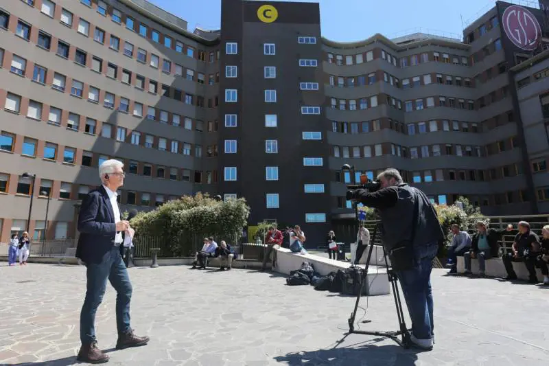 Il Cav dal San Raffaele: "Sono in forma e pronto per campagna elettorale"