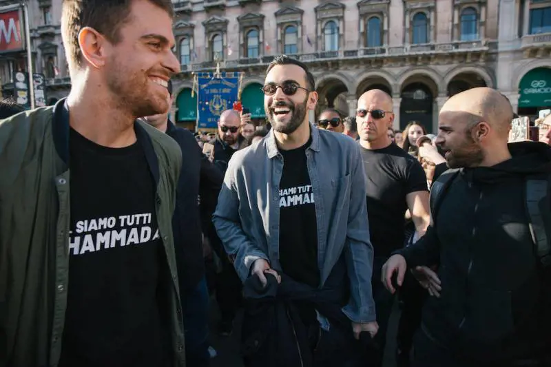 Marco Mengoni a sorpresa in Piazza Duomo a Milano