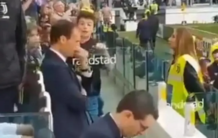 Allegri non fa l'autografo al bimbo. E sui social monta l'indignazione