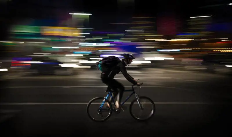 Bulli prendono a sassate un rider indiano e la fidanzata