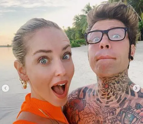Fedez e Chiara Ferragni fanno il bagno nudi a Bora Bora