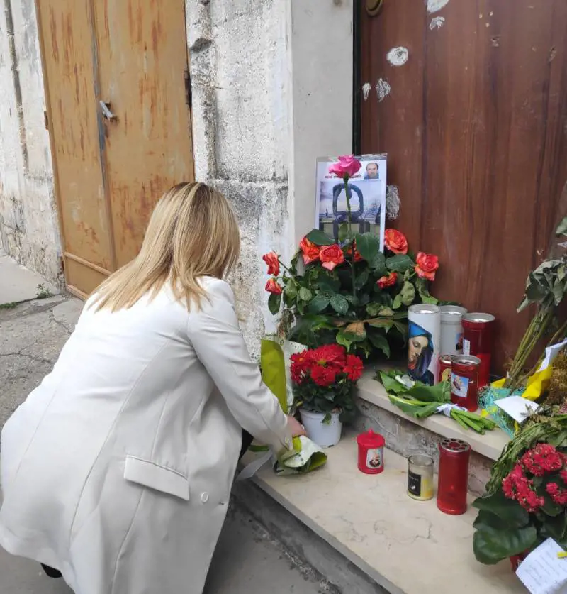 Manduria, Giorgia Meloni depone fiori davanti alla casa di Stano