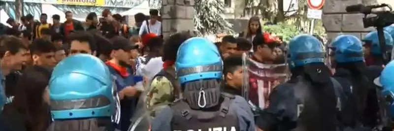 A Modena l'odio anti-Salvini: scatta la sassaiola sulla polizia