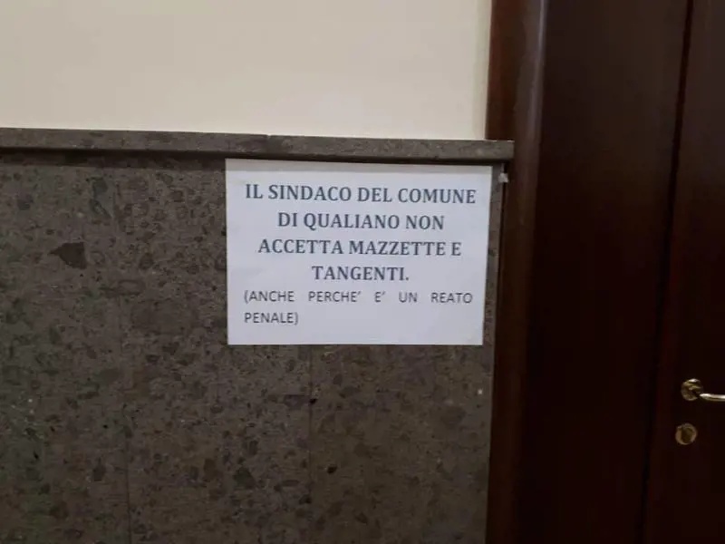"Qui non accettiamo tangenti" I cartelli negli uffici comunali
