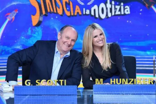 Gerry Scotti sbaglia dopo il concorrente e Hunziker lo castiga