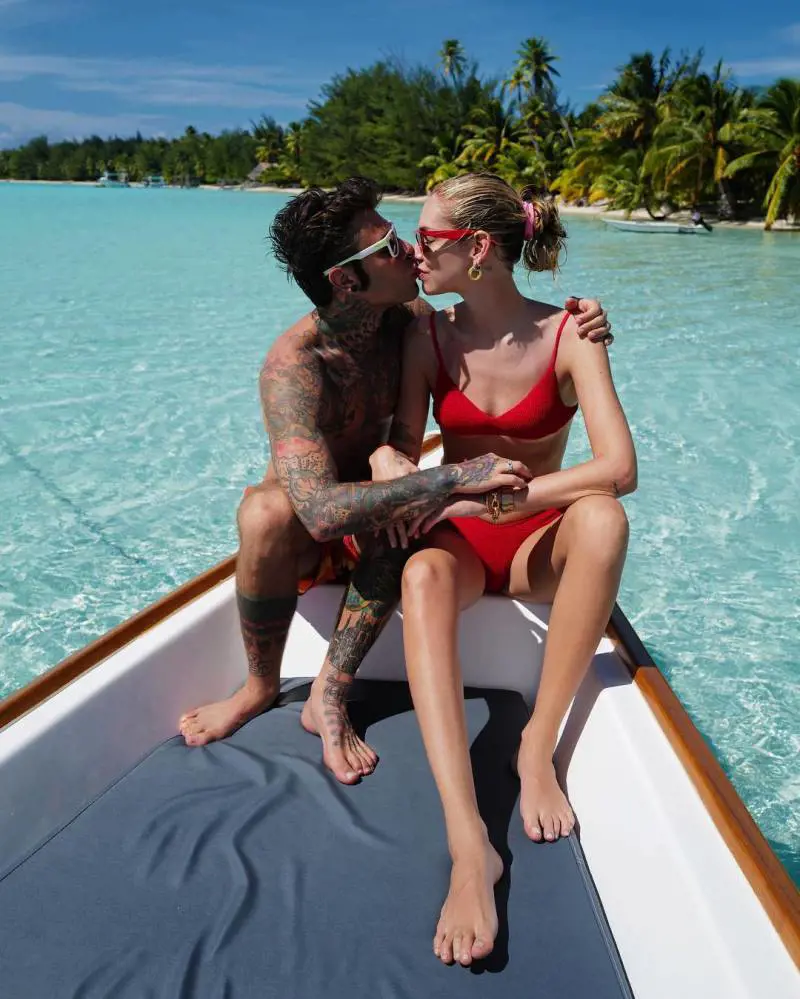 Un hater invita Chiara Ferragni a rifarsi il seno. Lei lo zittisce