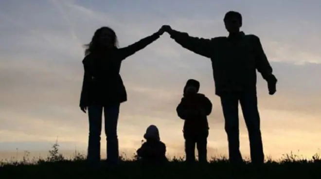 La bimba è senza papà. La madre paga un attore per far finta di esserlo