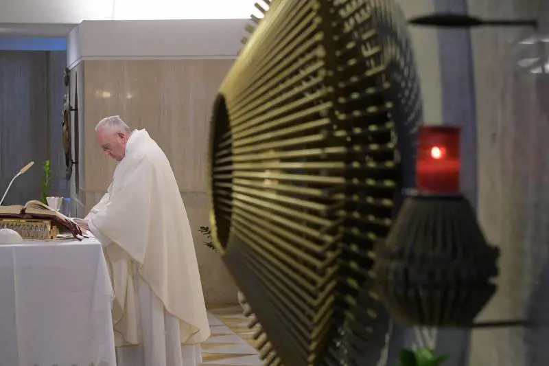 "Relazioni gay lecite se fedeli". Così la Chiesa vuole sdoganare l'omosessualità