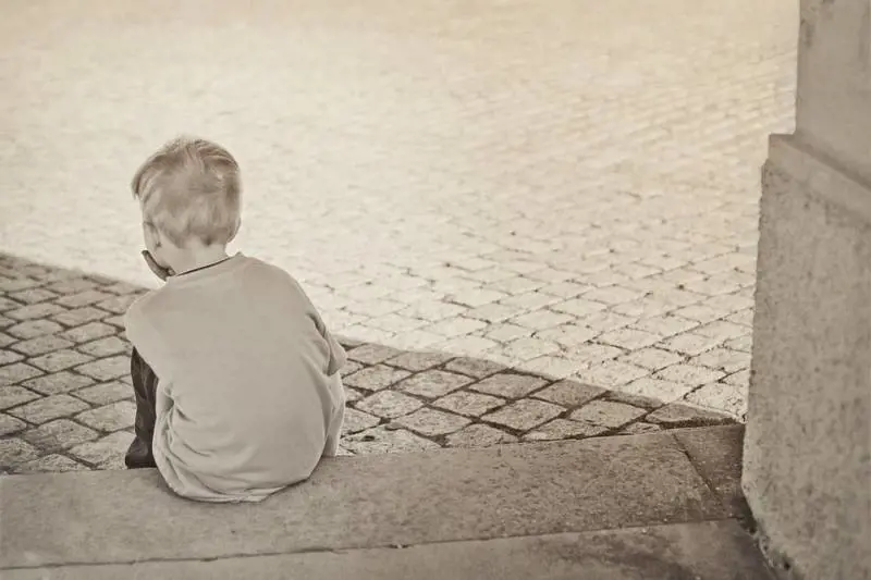 "Mamma, mi sento sporco". Bimbo di 8 anni violentato da un anziano