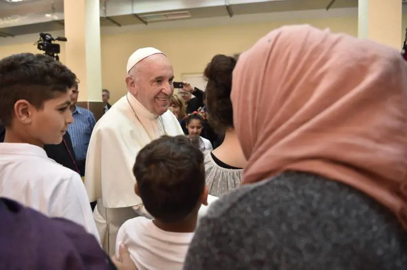 "Non chiudete le porte a chi bussa". Il Papa visita il centro migranti