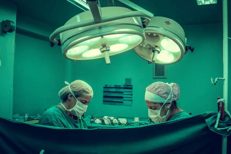 La spasticità dei bambini si cura con un microbisturi