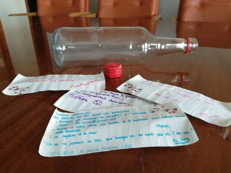 Trova in mare una bottiglia di plastica con quattro messaggi all’interno. Aveva viaggiato dalla Francia alla Sicilia