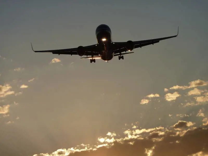 Uomo esce in giardino e trova un cadavere: "È caduto da un aereo"