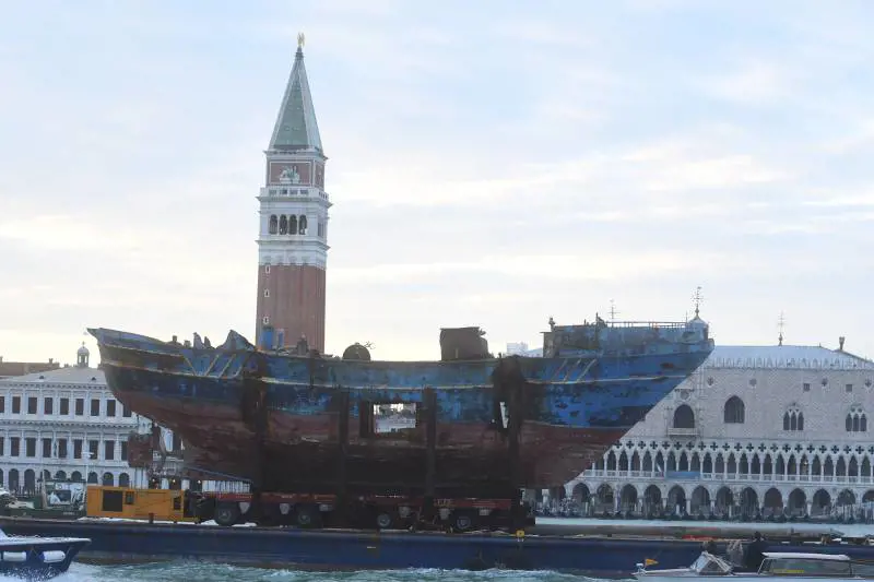 La mostra diverte con temi tragici: che opportunismo la barca dei migranti