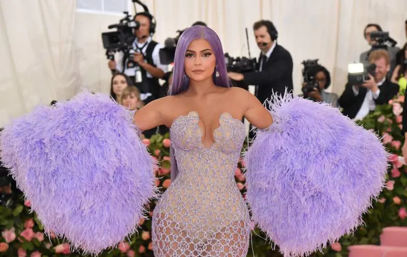Kylie Jenner spia il lato B di Jennifer Lopez