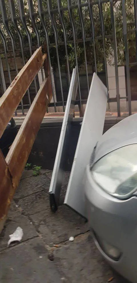 Usano mobili per occupare aree di sosta: la denuncia dei residenti