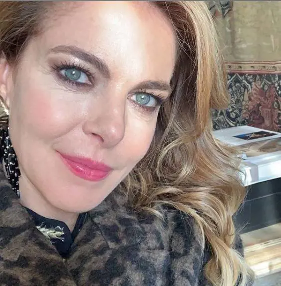 Claudia Gerini, baci appassionati con un uomo misterioso