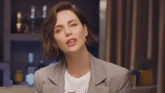 Charlize Theron dimentica di togliere l'etichetta dai pantaloni nuovi