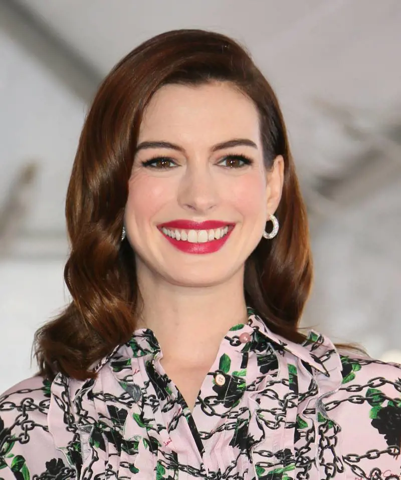 Anne Hathaway riceve la stella sulla Walk of Fame