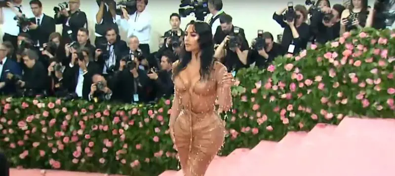 Il fisico a clessidra di Kim Kardashian fa discutere i social