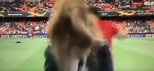 Incidente in diretta tv: la pallonata colpisce la giornalista sportiva