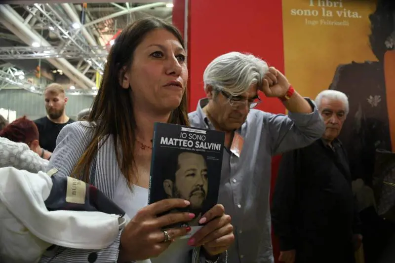 Squadrismo al salone del libro: così vogliono zittire la Giannini