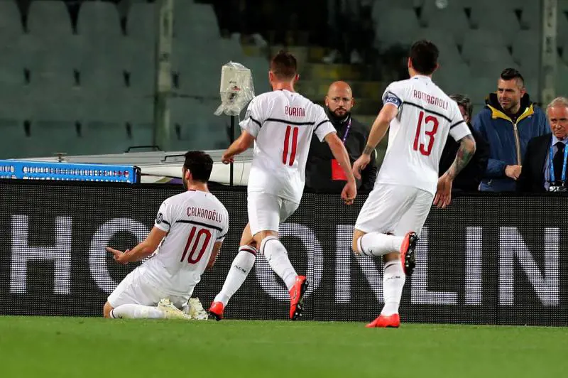 Il Milan passa 1-0 a Firenze grazie a Calhanoglu: continua il sogno Champions