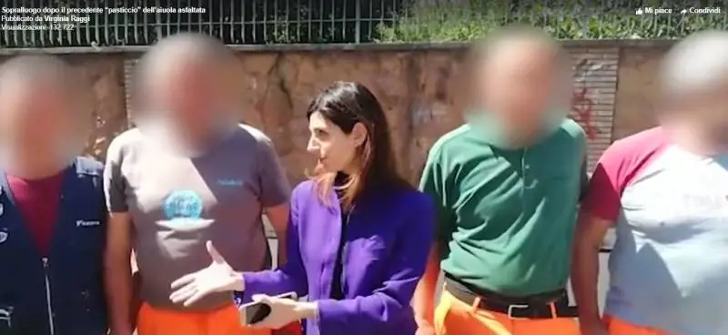 Ora la Raggi tira le orecchie agli operai: "Non si lavora così"