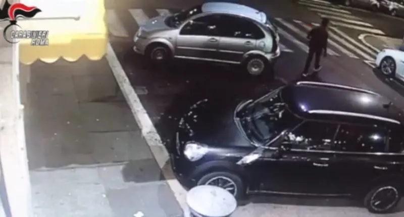 Roma, molesta e aggredisce una donna in strada: fermato bengalese