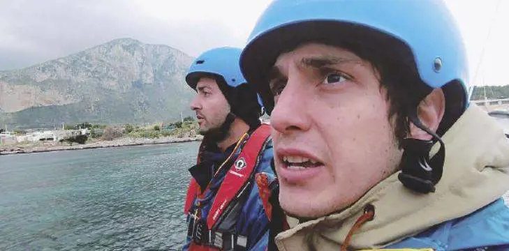 Una vita in vacanza con la ong. "Lo Stato Sociale" dei buonisti