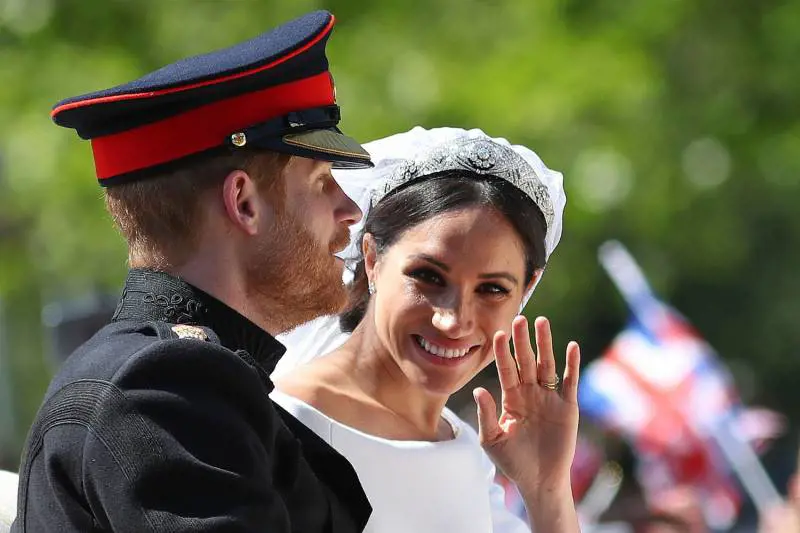 Ecco la vera storia della tiara e della lite tra Meghan e la regina