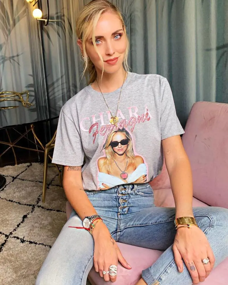 Gli hater contro Chiara Ferragni: "La maglietta serve per ricordarti come ti chiami?"