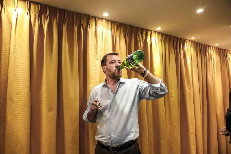 Migranti, Salvini: "Sono stufo di mantenere un esercito di rompicoglioni"