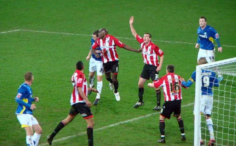 Calcio inglese nella bufera: "I bin Laden controllano dei club di Premier League"