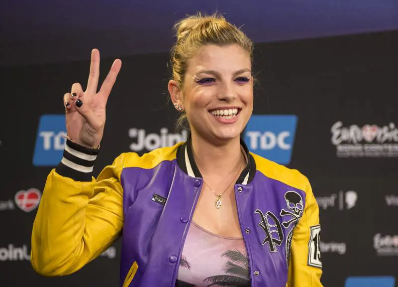 Bibbiano, tempesta social su Emma Marrone: "Ipocrita, il gommone ti aspetta"