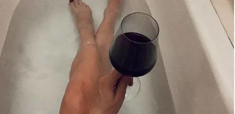 Emma Marrone e lo scatto hot in vasca da bagno. La foto non sfugge a Marco Borriello 