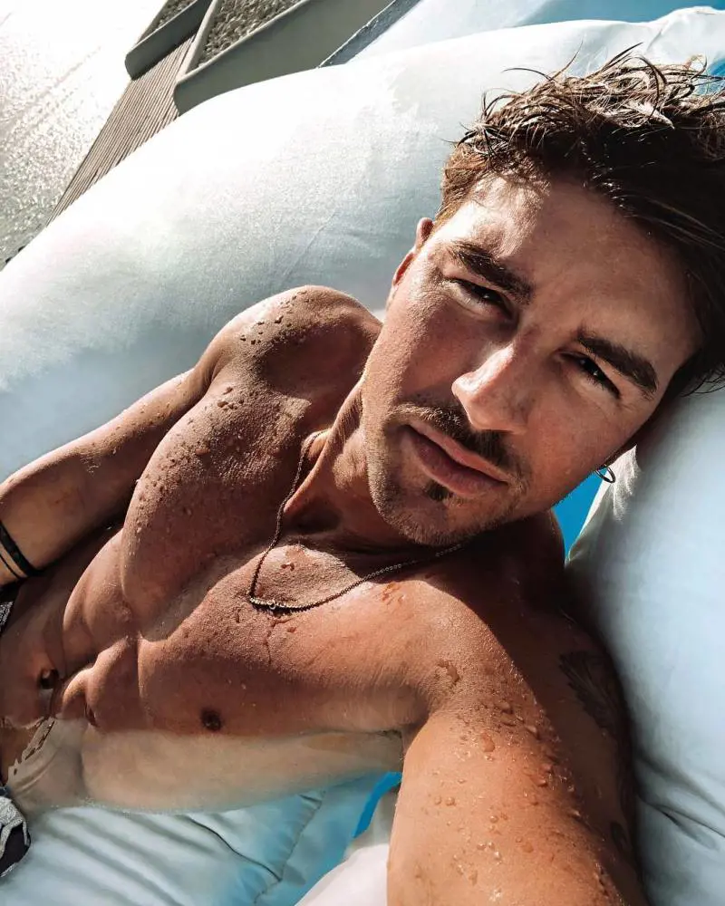 Andrea Damante a Cannes senza Giulia De Lellis