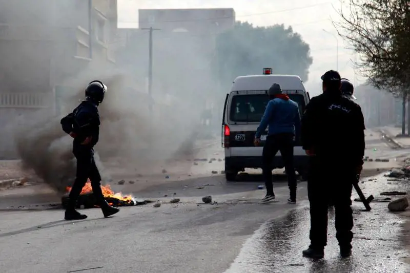 Tunisia, due attentati nella capitale. Così gli islamisti gettano nel caos il Paese
